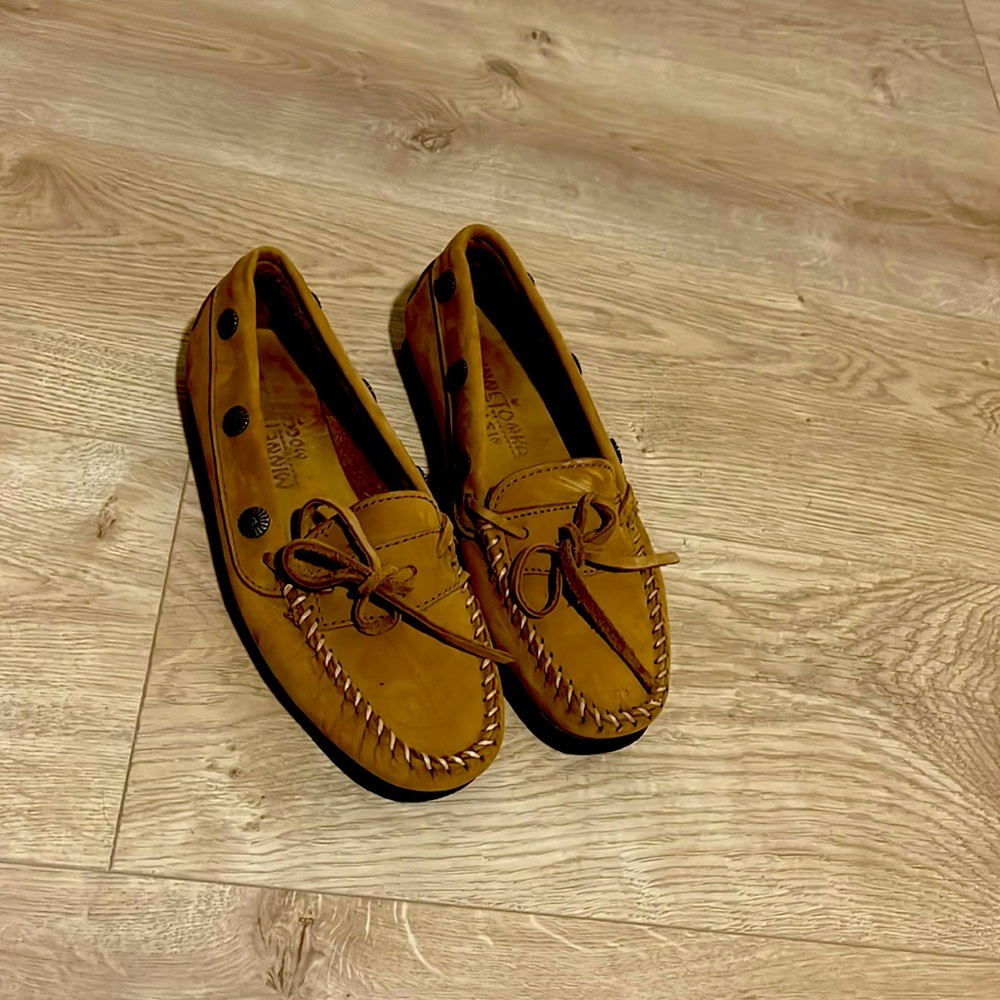 Minnetonka Women's Tan Moccasin Loafers